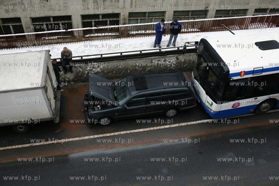 Utrudnienia na zjezdzie z estakady na ulice Hutnicza...