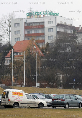 Pierwszy dzien kalendarzowej wiosny w Gdyni. Nz. Hotel...