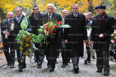 Cmentarz witominski w Gdyni. Przewodniczacy Europarlamentu...
