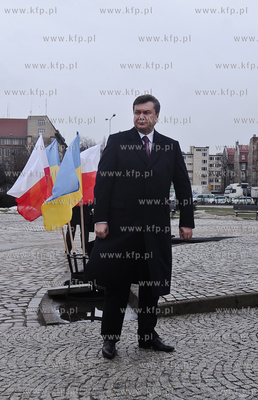 Zlozenie kwiatow pod pomnikiem poleglych stoczniowcow...