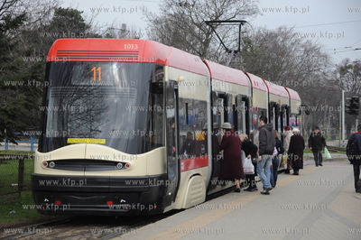 Petla tramwajowa w Oliwie. Nz. Tramwaj Swing
12.04.2011
fot....