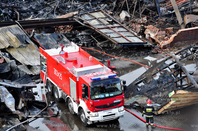 Gdansk. Dogaszanie pozaru na terenie Stoczni Gdanskiej...