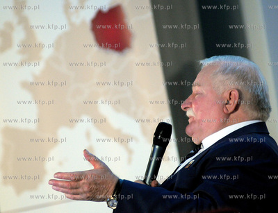 Prezydent Lech Walesa gosciem III Konferencji Zwiazku...