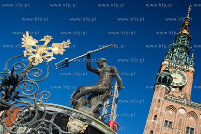 Gdansk, Dlugi Targ. Neptun odzyskal lewa reke, ktora...