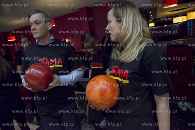 Slupsk. Prezydent Robert Biedron gral w kregle w  Kregielni...