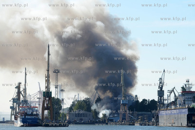 Pozar hali na terenie stoczni Marynarki Wojennej w...