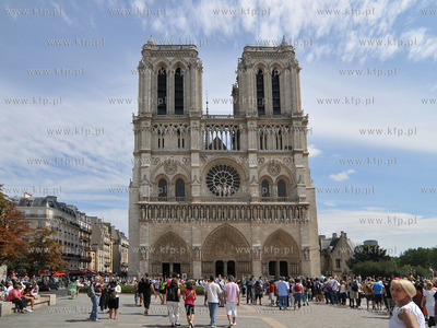 Paryż Wyspa Cite z Placem Św Jana Pawla II.  Katedra...