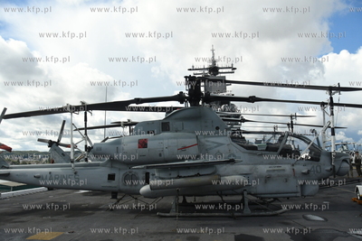 Amerykański okręt desantowy USS Kearsarge wpłynął...