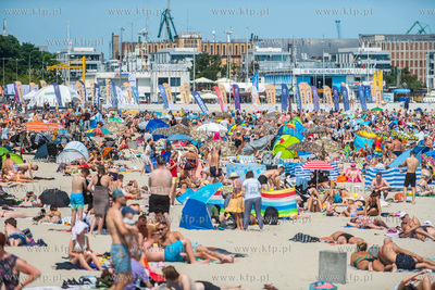 Upalna sobota na plaży miejskiej w Gdyni 15.07.2023...