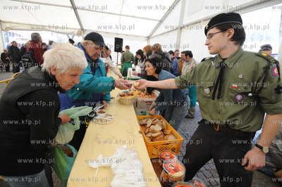 Gdansk, Targ Weglowy. Sniadanie wielkanocne dla ubogich...