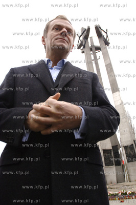 Donald Tusk samotnie, tylko w towarzystwie swojego...