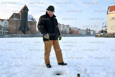 Wedkarze lowia ryby na zamarznietej Motlawie w Gdansku...