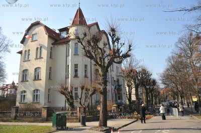 Sopot. Ul. Armii Krajowej 55. Ludzie skladaja kwiaty...