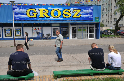 Deptak i sklep firmy Grosz na gdanskim osiedlu Zabianka...