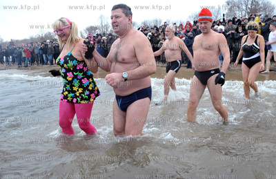 Noworoczna zimowa kapiel ponad 100 gdanskich morsow...