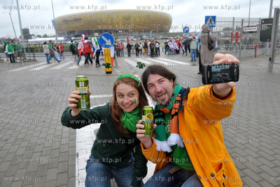 Gdansk. Hiszpanscy i irlandzcy kibice w drodze na PGE...
