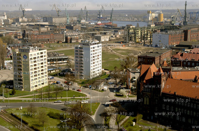 Gdansk. Widok z wiezowca zieleniak na wiezowce na ul....