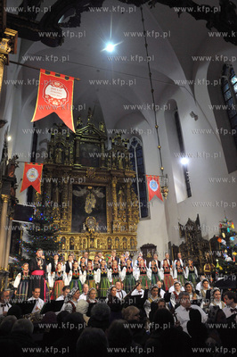 Koncert koled w wykonaniu zespolu Mazowsze w kosciele...