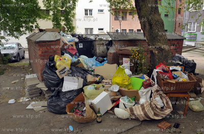 Przepelnione smietniki w Gdansku miedzy ulicami Sw....