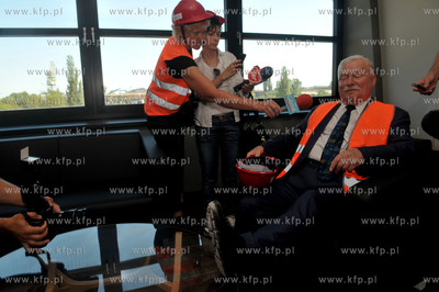 Prezydent Lech Walesa zwiedzal budowe Europejskiego...