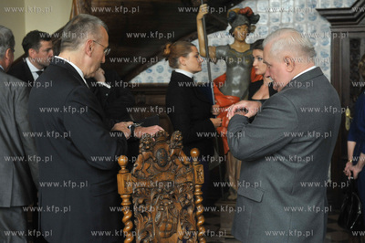 Dwor Artusa. Prezydent Lech Walesa wreczyl przyznawana...