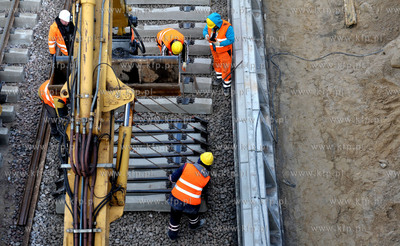Gdansk Matarnia. Budowa torowiska, ukladanie podkladow...