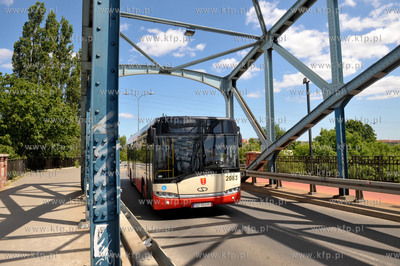 Gdansk Zaspa. Wiadukt kolejowy na ul. Hynka i autobus...