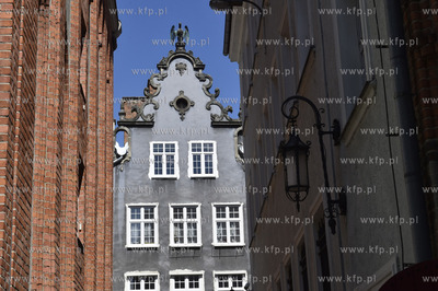 Gdańsk. Widok na kamienicę na ul. Mariackiej z ul....