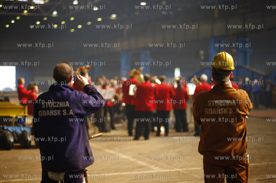 Stocznia Gdansk. Hala K1. Do sniadania stoczniowcom...