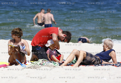 Polwysep helski. Marcin Prokop nad morzem z coreczka.
23.07.2008
fot....