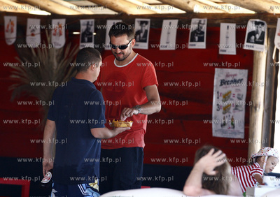 Polwysep helski. Marcin Prokop nad morzem z coreczka.
23.07.2008
fot....