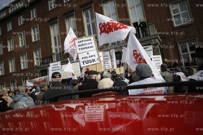 Gdansk. Urzad Wojewodzki.  Emeryci i rencisci protestowali...