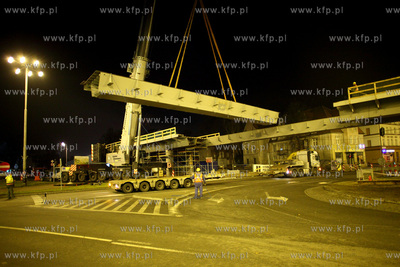 Gdansk Wrzeszcz. Montaz ostatniego elementu estakady...