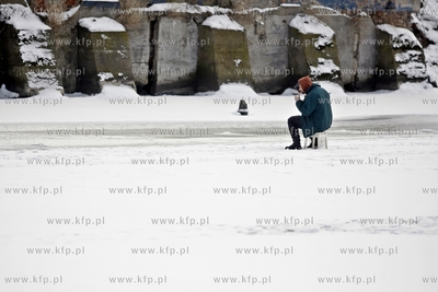 Wędkarze łowią ryby na zamarzniętej Motławie.
13.02.2012
fot....