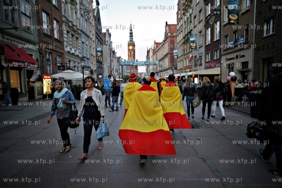 Hiszpanscy kibice opanowali  ul. Dluga i Dlugi Targ...