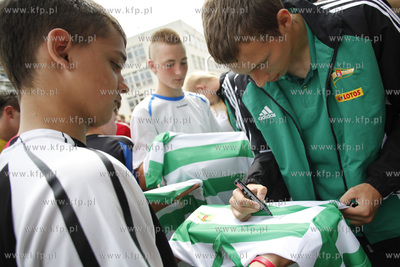 Gdansk Zaspa. Pilkarski turniej dzikich druzyn Do przerwy...