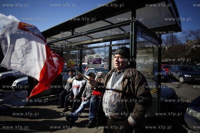 Pikieta pod Urzędem Wojewodzkim w Gdansku w gescie...