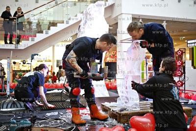Galeria Przymorze. Pokaz rzeźbienia w lodzie połączony...