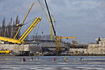 Wędkarze łowią ryby na zamrzniętej Martwej Wiśle...