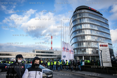 Pikieta pracowników Grupy Lotos pod biurowcem rafinerii,...