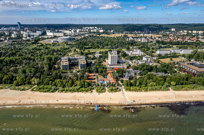 Wejscie na plażę na wysokości SKŻ i WOPR w Sopocie.
01.08.2022
fot....
