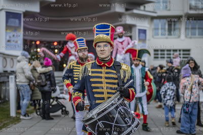 Sopockie Miasteczko Świąteczno-Noworoczne. Scena...