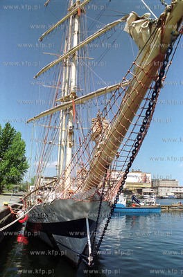 Zaglowiec Pogoria przy Skwerze Kosciuszki w Gdyni.24.05.2001fot....