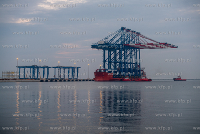 Statek Zhen Hua 36 z czterema potężnymi suwnicami...