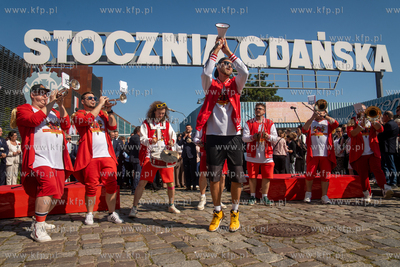 Gdańsk. Plac Solidarności. Symboliczne otwarcie bramy...