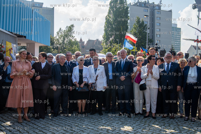 Gdańsk. Plac Solidarności. Symboliczne otwarcie bramy...