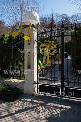 Wielkanocne ozdoby na bramie willI Kirsch, przy ul...