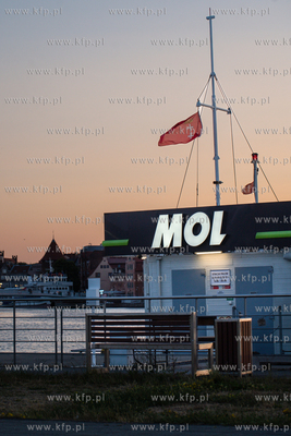 Gdańsk, Stacja Paliw Mol na Motławie przy ulicy Sienna...