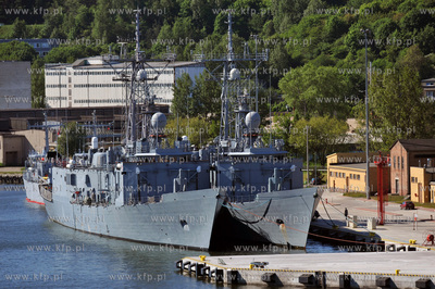 Okrety 12 panstw uczestniczacych w miedzynarodowych...