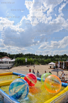 Gdansk. Plaza w Brzeznie. Kule umozliwiajace poruszanie...